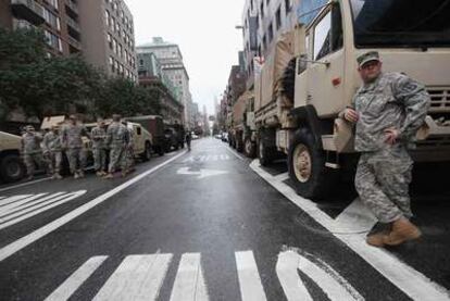 Soldados de la Guardia Nacional de Estados Unidos vigilan Lexington, en Manhattan, ante la llegada del huracán Irene.