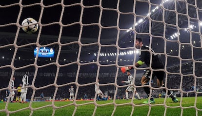 Buffon observa el balón entrando en la portería tras la chilena de Cristiano Ronaldo.