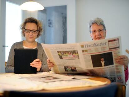 Dos mujeres con un iPad