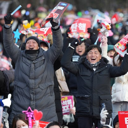 Participants celebrate after hearing the news that South Korea's parliament voted to impeach President Yoon Suk Yeol outside the National Assembly in Seoul, South Korea, Saturday, Dec. 14, 2024. (AP Photo/Lee Jin-man) 


Associated Press / LaPresse
Only italy and Spain