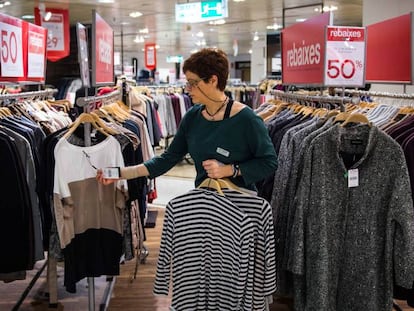 Una empleada de El Corte Inglés, en uno de sus grandes almacenes.