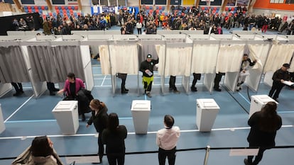 Filas de votantes, este martes en un centro deportivo de Nuuk (Groenlandia).