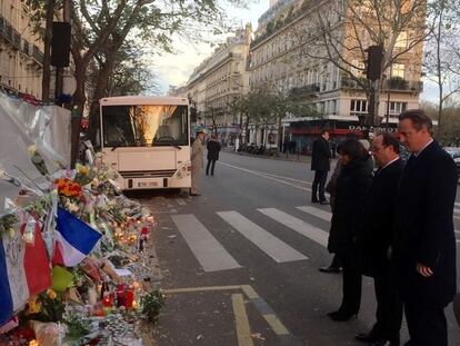 El ex primer ministro británico David Cameron y el entonces presidente francés François Hollande delante de la sala Bataclan, uno de los objetivos de los atentados yihadistas del 13 de noviembre de 2015 en París.