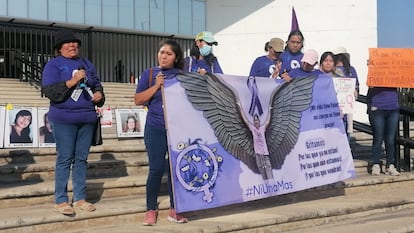 Familiares de Paola Ocampo protestan en la fiscalía.