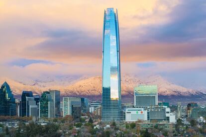 <p>Santiago de Xile és, segons totes les classificacions (inclosa la de el IESE), la ciutat més intel·ligent d'Amèrica Latina. La seva reputació com a incubadora de ‘startups’ ha fet que la hi conegui com “Chilecon Valley”.</p> <p>La inversió més interessant de Santiago sorgeix, com en el cas de Mont-real, d'una de les principals amenaces del seu entorn. El municipi està desenvolupant un sistema a partir de sensors que permeti apagar les centrals d'energia de la ciutat davant el risc d'un terratrèmol, per evitar accidents catastròfics i pèrdues milionàries.</p>