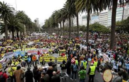 Un momento de la protesta contra los recortes y la corrupción, en las calles del centro de A Coruña, bajo el lema "No al golpe del estado financiero: no debemos, no pagamos" en la que también participaron afectados por las preferentes. EFE/Archivo