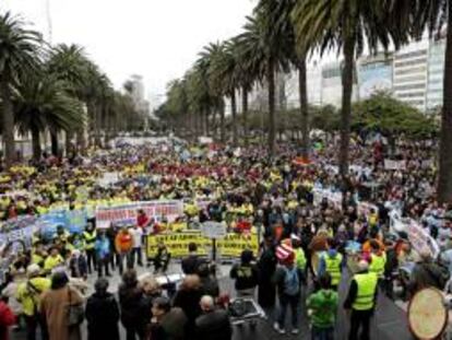 Un momento de la protesta contra los recortes y la corrupción, en las calles del centro de A Coruña, bajo el lema "No al golpe del estado financiero: no debemos, no pagamos" en la que también participaron afectados por las preferentes. EFE/Archivo