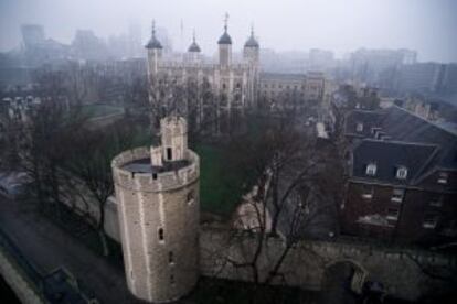 La Torre de Londres, entre la niebla, junto al río Támesis.