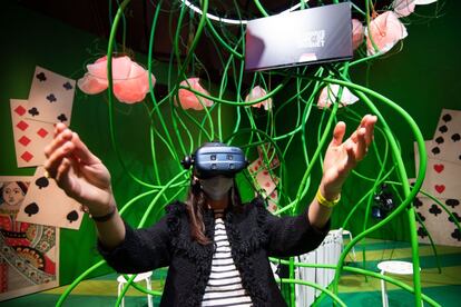 Instalación de Realidad Virtual "A Curious Game of Croquet" en la exposición Alice: Curiouser and Curiouser Exhibition Opening en el Museo Victoria & Albert en Londres, Inglaterra.