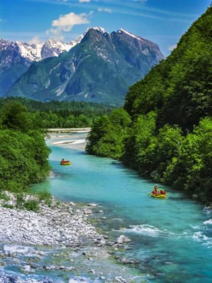 Descenso de rafting en el río Soca, en Eslovenia.