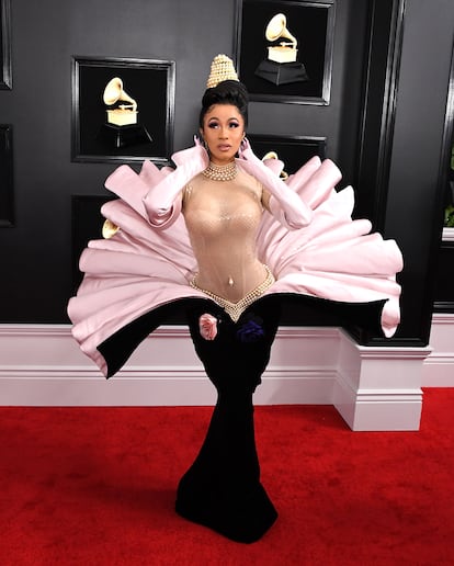 ¿Ha vuelto a ganar Cardi B. el trono de la alfombra roja?

Ha vuelto a ganar Cardi B. el trono de la alfombra roja. Su look retronostálgico con este Mugler alta costura vintage de la colección de otoño-invierno 1995 ha sido el más comentado de las llegadas a los premios Grammy 2019.