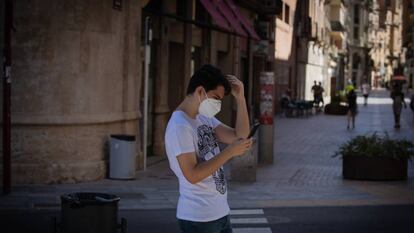 Un joven camina en el centro de Lleida (Segrià) un día después del anunció del confinamiento de la comarca tras rebrotes de covid-19