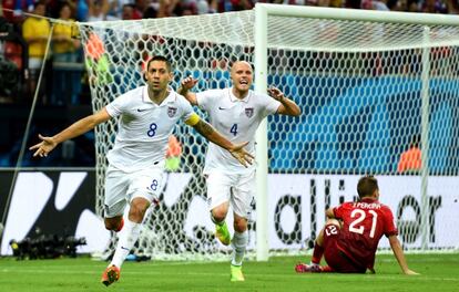 Dempsey (i) celebra su gol frente a Portugal.
