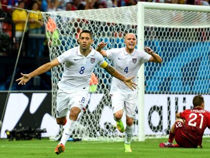 Dempsey (i) celebra su gol frente a Portugal.