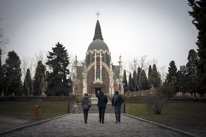 Acceso al cementerio de la Almudena, con una de las capillas al fondo.