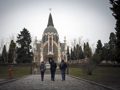 Acceso al cementerio de la Almudena, con una de las capillas al fondo.