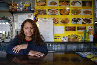 Angie López, ecuatoriana de Guayaquil de 19 años, regenta el negocio familiar La Sazón Guayaca, uno de los nuevos negocios abiertos por inmigrantes en el barrio de Entrevías. En este barrio los inmigrantes son el 20% de los residentes y en San Diego ascienden hasta el 40%.