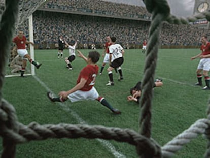 Fotograma de la película que muestra el segundo gol de Rahn, el de la victoria, en la final de la Copa del Mundo de Suiza 54.
