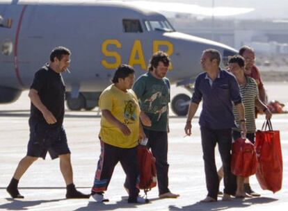 Los marineros del <i>Tuly,</i> tras bajar del helicóptero de rescate en Gando.