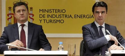 El ministro ruso de Energía, Alexander Novak, y el ministro de Industria, José Manuel Soria, durante su comparecencia ayer.