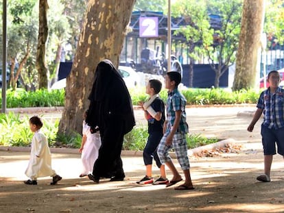 Una mujer pasea con sus hijos por Lleida tras asistir al fin del Ramadán. 