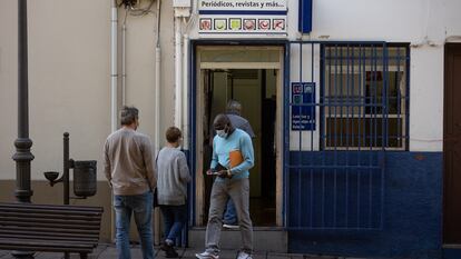 Cola en una oficina de Loterías y Apuestas del Estado de Los Llanos de Aridane, el 19 de noviembre.