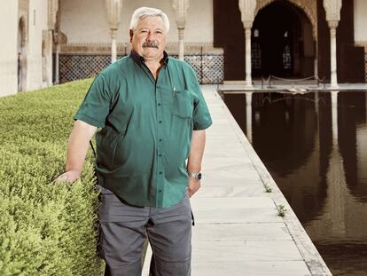 Paco García Montes, en el Patio de los Arrayanes, uno de los espacios que supervisa como jardinero jefe de la zona de Secano del conjunto granadino.