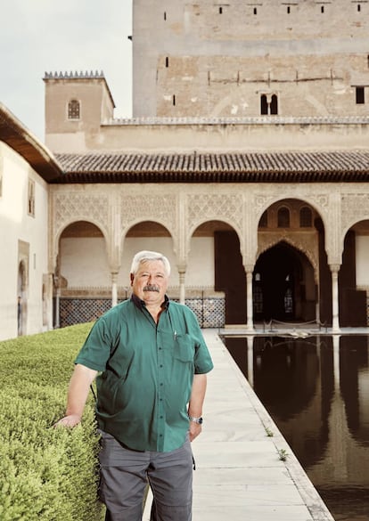 Paco García Montes, en el Patio de los Arrayanes, uno de los espacios que supervisa como jardinero jefe de la zona de Secano del conjunto granadino.