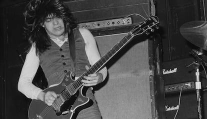 Malcolm Young tocando com AC/DC no Marquee Clube, em Londres, em 1976.