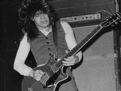 Malcolm Young tocando con AC/DC en el Marquee Club, en Londres, en 1976.