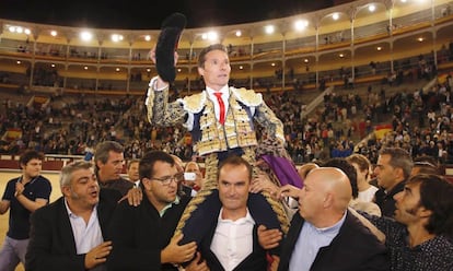 El diestro Diego Urdiales sale por la puerta grande tras el sexto y último festejo de la Feria de Otoño de Las Ventas.