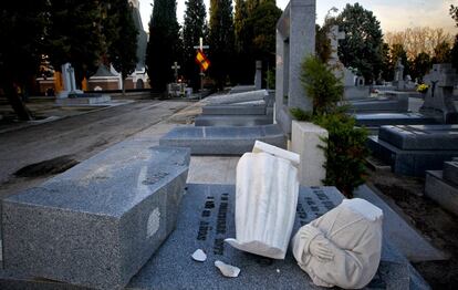 En una zona en la que descansan los muertos de la División Azul, una unidad de voluntarios españoles que formó una compañía en el ejército de la Alemania nazi, una bandera anticonstitucional ondea sobre el panteón.