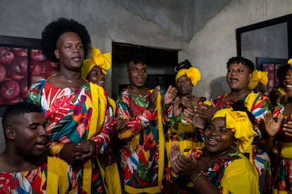 Cantaores cantan una juga al interior de una casa durante la procesión del nacimiento del niño dios negro.