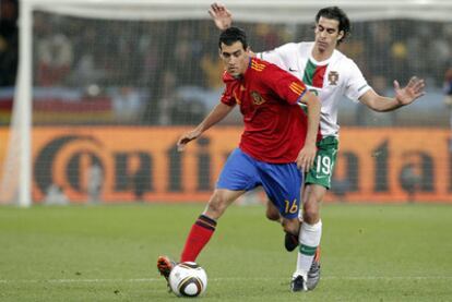 Busquets y Tiago disputan un  balón durante el partido del pasado martes.