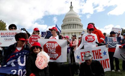 Simpatizantes de Trump protestam contra o impeachment na frente do Capitólio, em outubro.