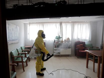 Un miembro de la UME en labores de desinfección, como medida de prevención, en una residencia valenciana de ancianos libre de casos de Covid-19.