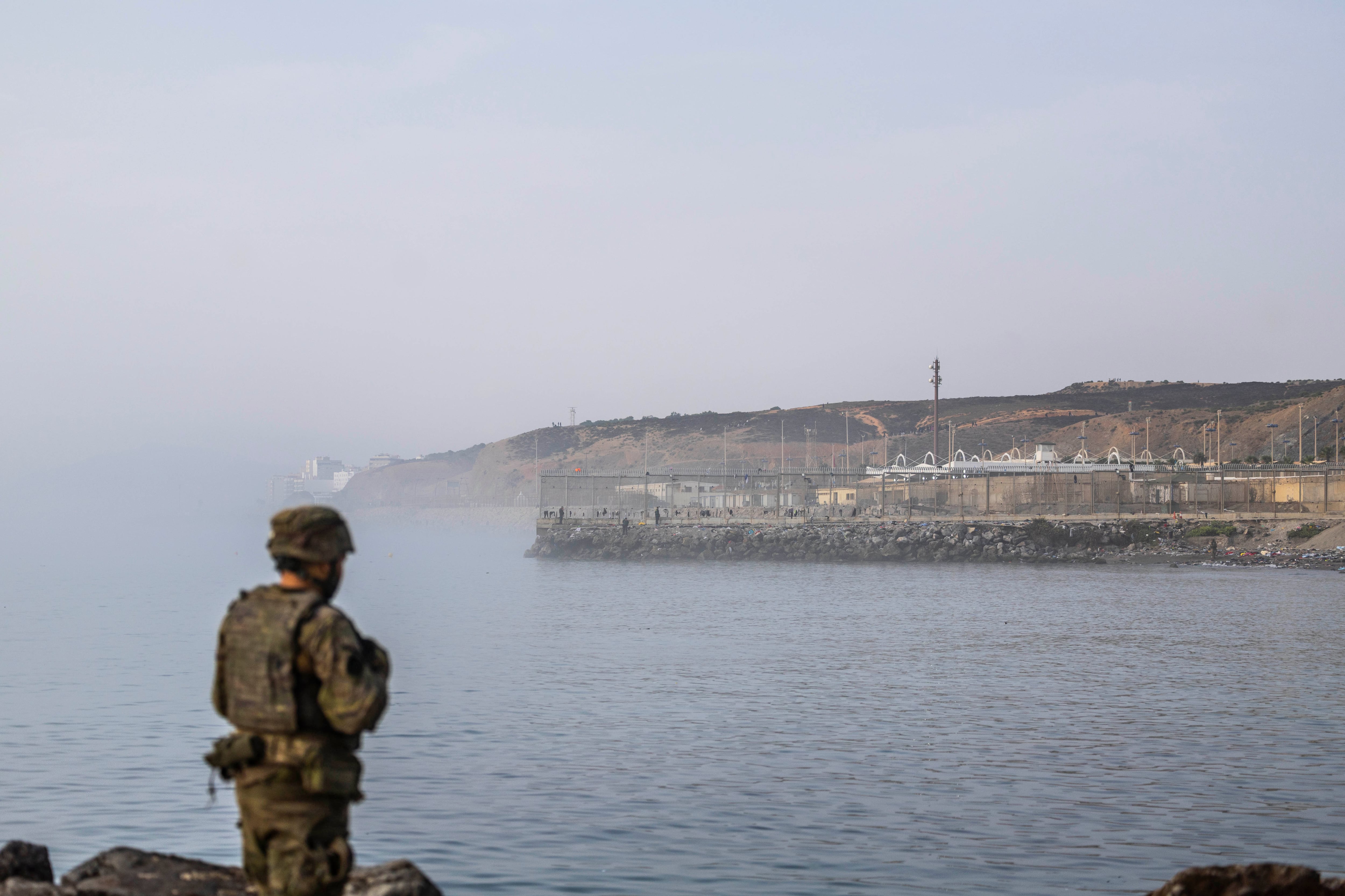 Última hora de la entrada de inmigrantes a Ceuta, en directo | El Gobierno pide la comparecencia de Marlaska, Albares, Robles y Bolaños en el Congreso por la crisis en Ceuta