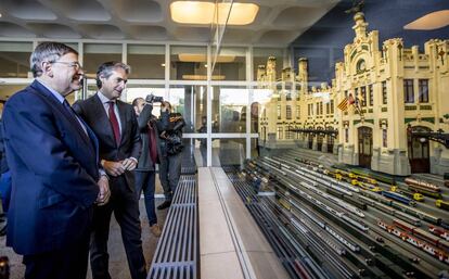 El presidente de la Generalitat, Ximo Puig, y el ministro de Fomento, &Iacute;&ntilde;igo de la Serna contemplan una maqueta de la estaci&oacute;n de Valencia.