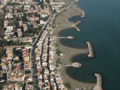 An aerial view of the overcrowded coastline in Pedregalejo and El Palo, in M&aacute;laga. 