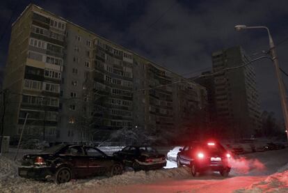 Una calle de la ciudad de Kraskovo, cerca de Moscú, afectada por un apagón causado por el temporal de nieve.