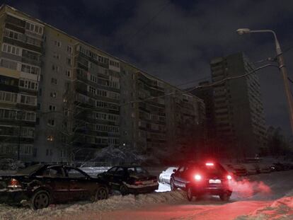 Una calle de la ciudad de Kraskovo, cerca de Moscú, afectada por un apagón causado por el temporal de nieve.