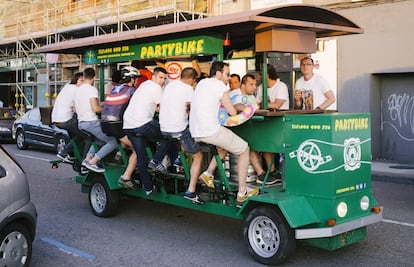 Un grupo pedalea sobre una 'beer bike' en Gijón.