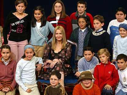 Joanne Kathleen Rowling, ayer durante su encuentro con un grupo de niños en Oviedo.