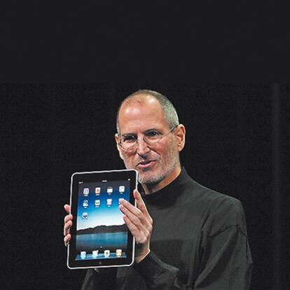 <b>Steve Jobs sostiene el iPad, ¿la tabla de salvación de Apple?</b>