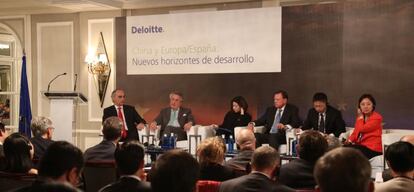 De izquierda a derecha Jorge Cosmen, consejero delegado de Alsa; Javier Targhetta, consejero delegado de Atlantic Copper, Rosa Yang, socia directora de Deloitte en China, Javier Fern&aacute;ndez-Cid, consejero delegado de Mapfre, Tony Jin Yong, consejero delegado de Huawei en Espa&ntilde;a y Linghan Wang, directora general de UnionPay de Europa.