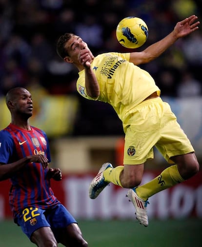 Marco Rubencontrola el balón en el aire