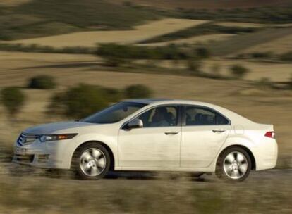 La parrilla frontal con listones metalizados y el perfil en cuña definen la personalidad deportiva del nuevo Honda Accord.