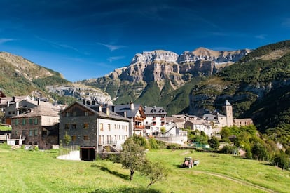 No es el pueblo más aislado de los Pirineos, pero tampoco resulta fácil llegar hasta esta localidad oscense de alta montaña, sobre todo en invierno por las adversas condiciones metereológicas. Y es que estamos <a href="https://elviajero.elpais.com/elviajero/2018/07/05/actualidad/1530779364_909211.html" target="_blank">en el valle de Ordesa y Monte Perdido</a>, un lugar espectacular, declarado parque nacional en 1918, dominado por las moles rocosas de Monte Perdido, el Cilindro y el Soum de Ramond, un conjunto de cimas a las que se conoce como “las tres Sorores”. Los senderistas y montañeros conocen bien Torla que, además del entorno, puede presumir de tener casonas muy interesantes (Casa Ruba, Casa Bun, Casa Lardiés, Casa Viu), todas construidas en piedra, con tejados de pizarra, con ventanas de doble arco y escudos nobiliarios en las fachadas. Lo que más sorprende es la uniformidad y la buena conservación del conjunto medieval, ajeno a alteraciones modernas. Una delicia de lugar para descubrir el auténtico espíritu de los Pirineos.