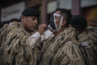 Elementos de la Defensa Nacional se prepararon desde primera hora de la mañana en los alrededores del Zócalo capitalino. 