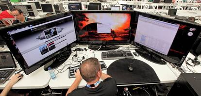 Un usuario, con su ordenador en un 'campus party'